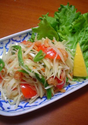 A picture of Som Tum (Thai Green Papaya Salad).