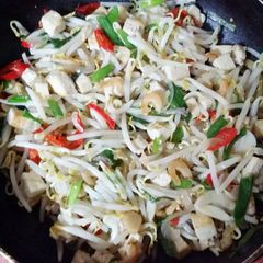 A picture of Simple Fried Bean Sprout wid Taukwa N Chives 😍 walaaaaaa 👍.