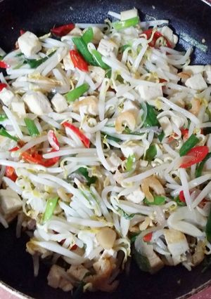 A picture of Simple Fried Bean Sprout wid Taukwa N Chives 😍 walaaaaaa 👍.