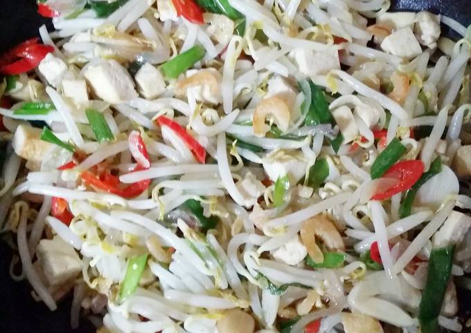 Simple Fried Bean Sprout wid Taukwa N Chives 😍 walaaaaaa 👍