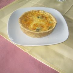 A picture of Broccoli tomatoes quiche.