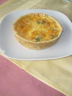 A picture of Broccoli tomatoes quiche.