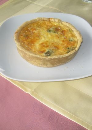 A picture of Broccoli tomatoes quiche.