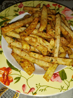 Una foto de Papas fritas con merkén y aliño...🍟🍟🍟