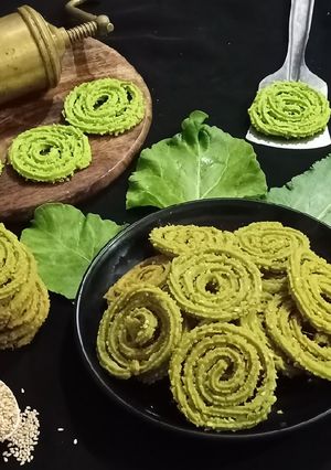 A picture of Ground rice Spinach chakli.