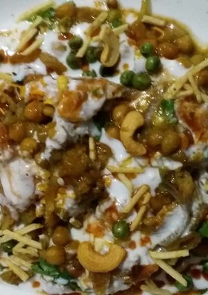 A picture of Aloo tikki Chat.