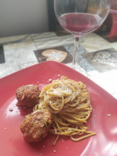 Una foto de Spaghetti meatballs #consaborausa