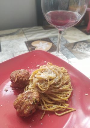 Una foto de Spaghetti meatballs #consaborausa