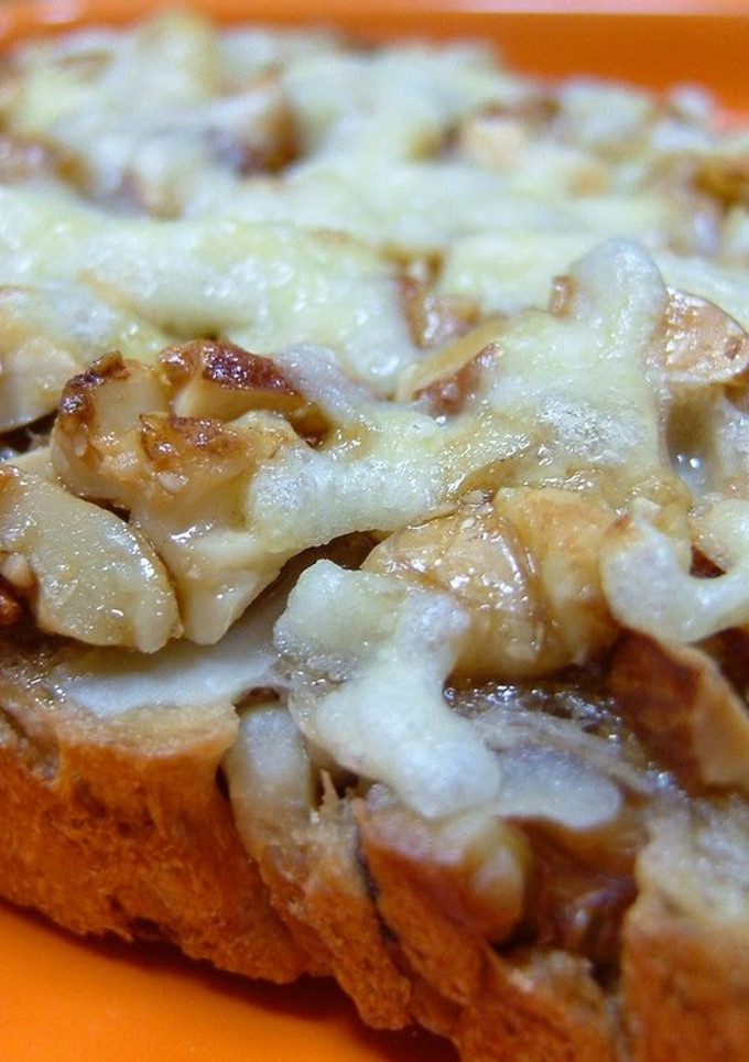 A picture of Maple Cheese and Nuts on Toast.