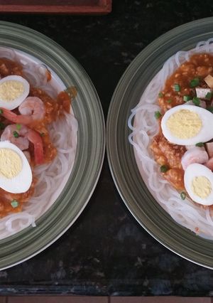 A picture of Pancit Palabok(Filipino Fiesta Noodles).