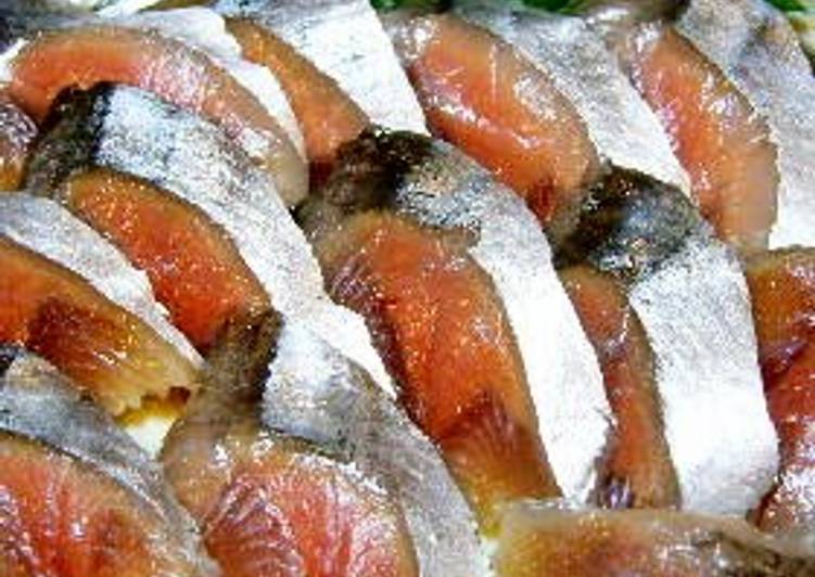 Recipe of Super Quick Homemade Fresh Pacific Saury Prepared with a Home Kitchen Knife (Sashimi and Cured with Vinegar)