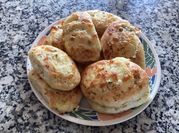 Una foto de pancitos de orégano y queso parmesano