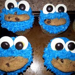 A picture of Cookie Monster Cupcakes.