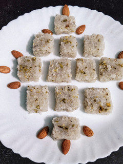ताजे नारियल की बर्फी (taze nariyal ki barfi recipe in Hindi) रेसिपी मुख्य फोटो