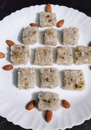 ताजे नारियल की बर्फी (taze nariyal ki barfi recipe in Hindi) रेसिपी मुख्य फोटो