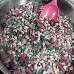 A picture of Pan fryed black eyed peas..