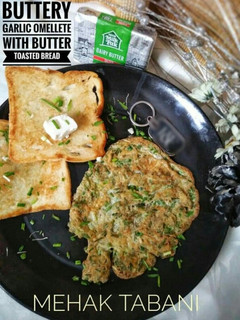 A picture of Omellete with Butter Toasted Bread.