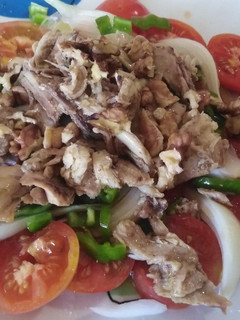 Una foto de Ensalada de tomate y bonito