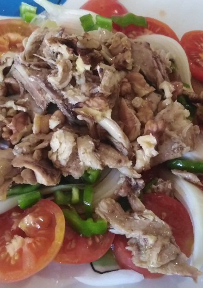 Una foto de Ensalada de tomate y bonito