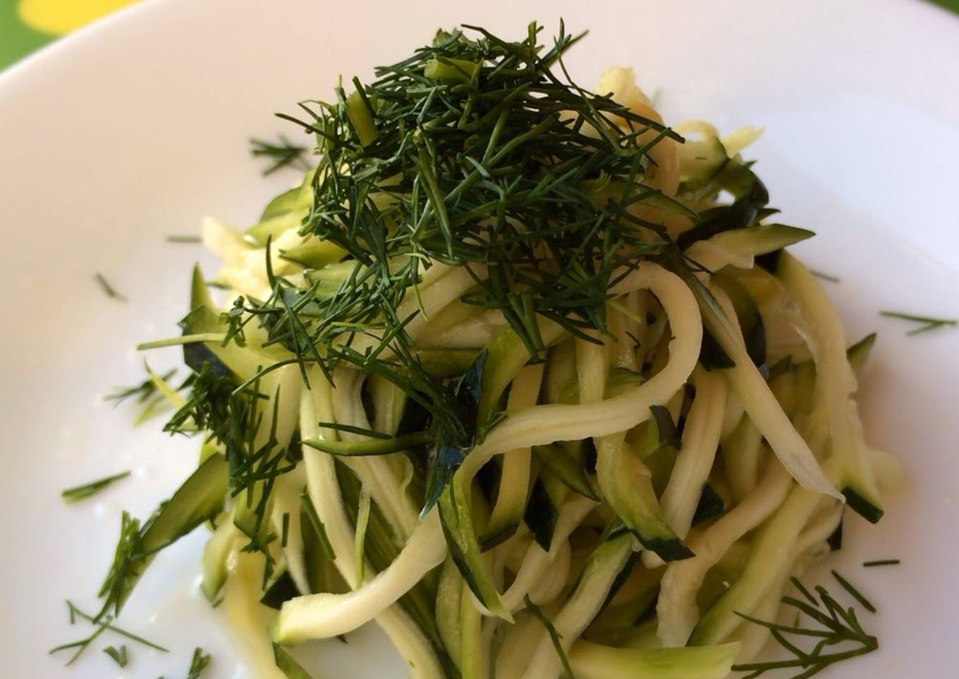 Salad of raw zucchini with lemon and dill