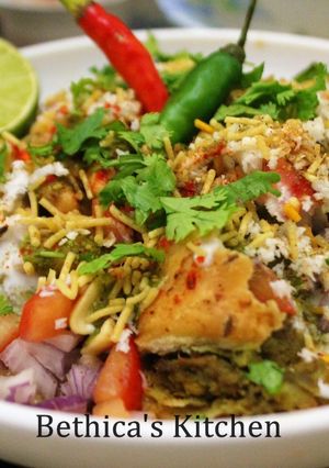 A picture of Ragda Samosa Chaat.