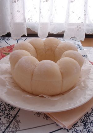 A picture of Ring Shaped White Bread.