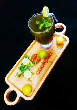 A picture of Mint lemonade (podina nimbu paani)🍋🌿.