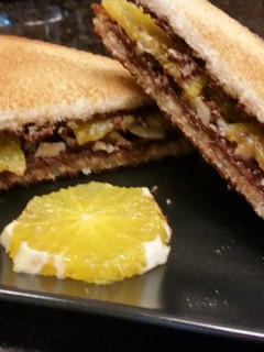 Una foto de Sándwich de Nocilla con naranja