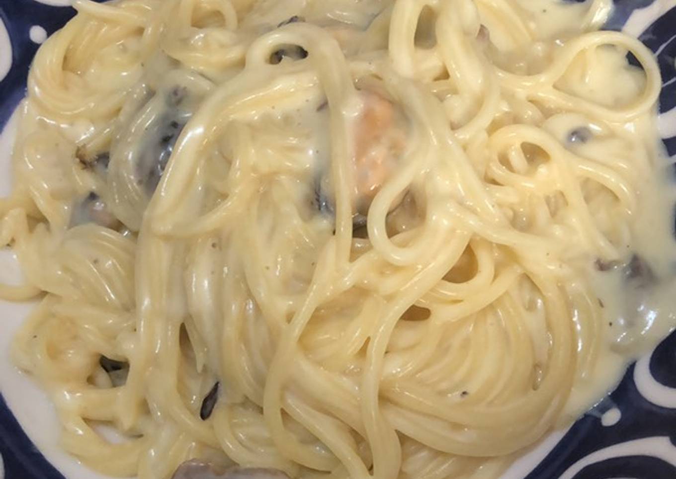Pasta con mejillones en salsa blanca