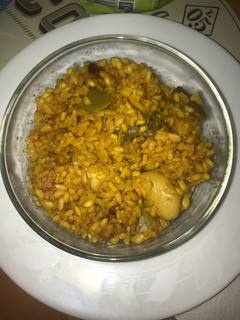 Una foto de Paella de pollo