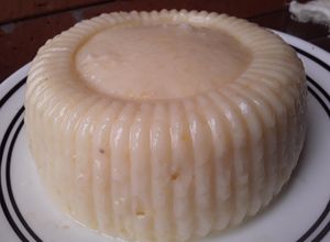 Una foto de Mi versión de "queso mozzarella" vegano 🤔🤨😊
