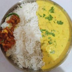 A picture of Kadhi chawal.