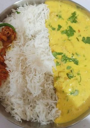 A picture of Kadhi chawal.
