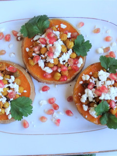 Una foto de Calabaza asada con garbanzos crujientes, queso feta y granada