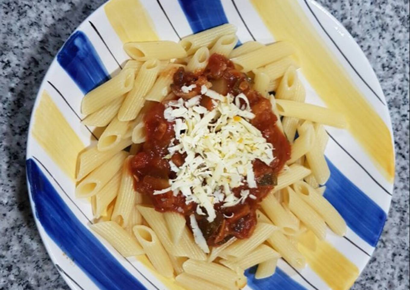 Pasta con salsa de zapallitos y champiñones
