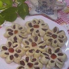 A picture of Chrysanthemum-Shaped Chinese Pies.