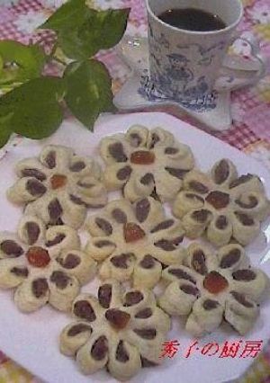 A picture of Chrysanthemum-Shaped Chinese Pies.