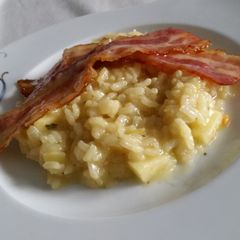 A picture of Apple risotto with bacon.