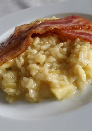 A picture of Apple risotto with bacon.