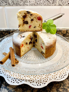 Una foto de Pastel de queso ricotta, chocolate, pasas y cerezas
