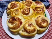 Una foto di brioche salata