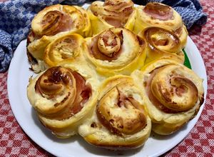 Foto di Torta di rose salata impasto pan brioche