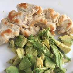 Una foto de Pollo asado y aguacate
