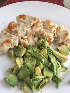 Una foto de Pollo asado y aguacate