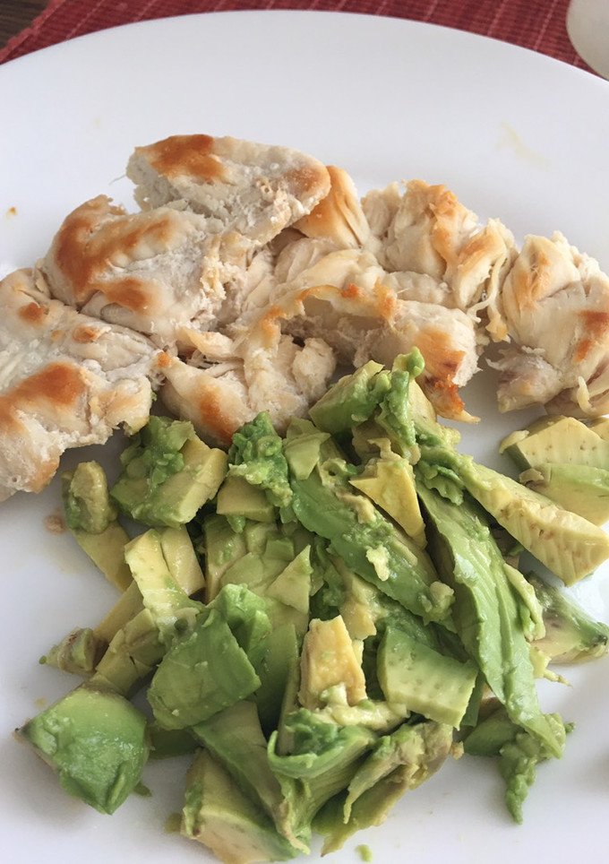 Una foto de Pollo asado y aguacate