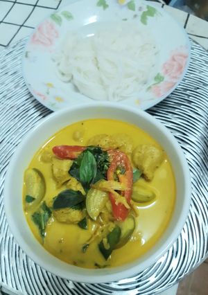 A picture of Green Curry with Fish Balls.