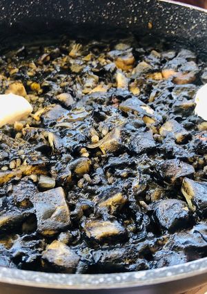 Una foto de Arroz negro con sepia y gambas