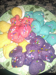 Una foto de Galletitas de colores de manteca !!