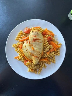 Una foto de Pasta alla cúrcuma con pollo y zanahoria e tomate