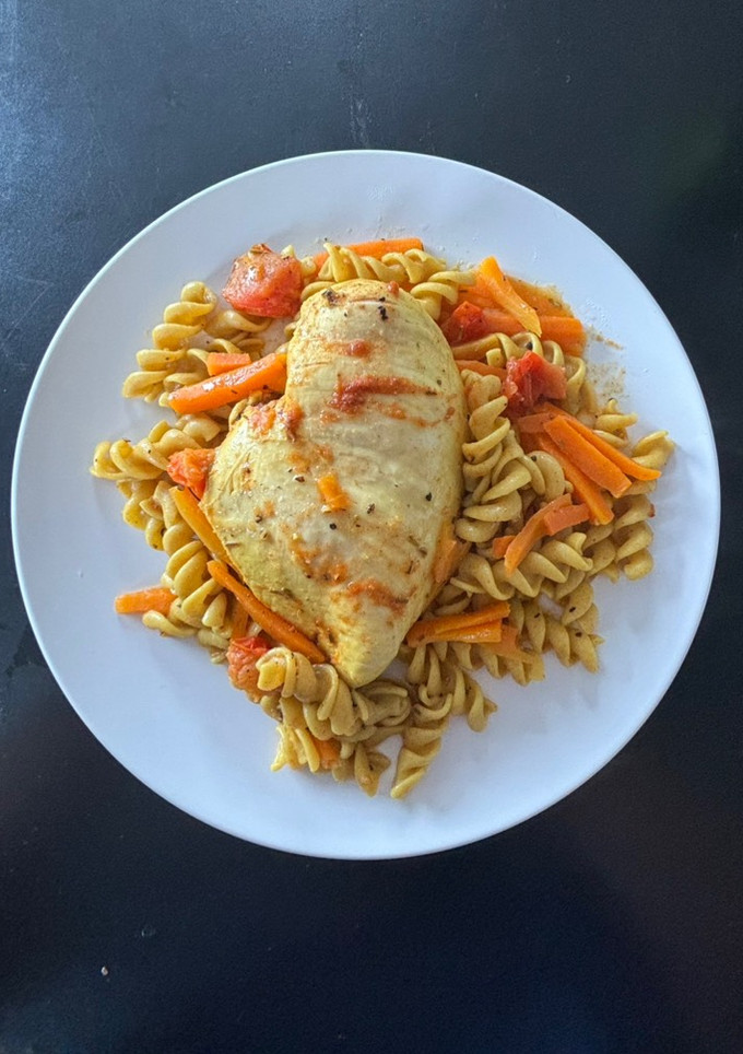 Una foto de Pasta alla cúrcuma con pollo y zanahoria e tomate